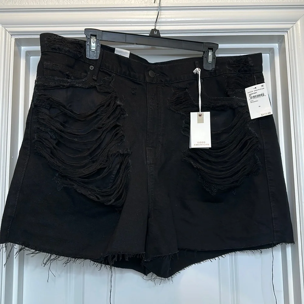 NWT! Good American distressed black jean shorts Sz 15W.